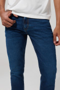 Jean tiro bajo azul oscuro tipo slim con costuras
