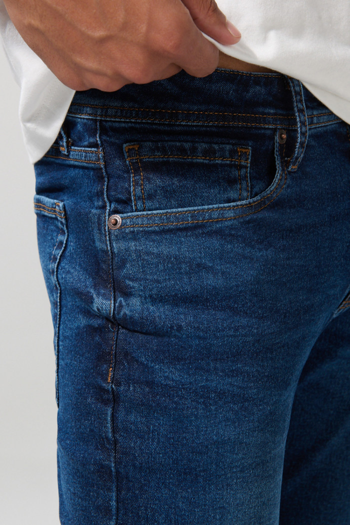 Jean tiro bajo azul oscuro tipo slim con costuras