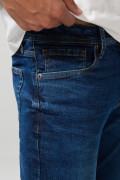 Jean tiro bajo azul oscuro tipo slim con costuras