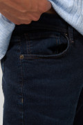 Jean slim 5 bolsillos azul intenso con tiro bajo