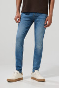 Jean azul medio tipo skinny con bolsillos y tiro bajo