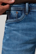 Jean azul medio tipo skinny con bolsillos y tiro bajo