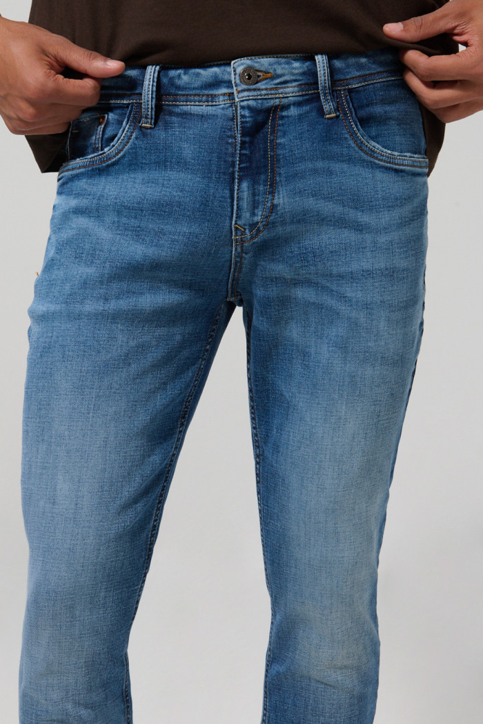 Jean azul medio tipo skinny con bolsillos y tiro bajo