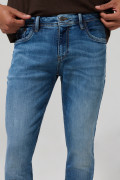 Jean azul medio tipo skinny con bolsillos y tiro bajo