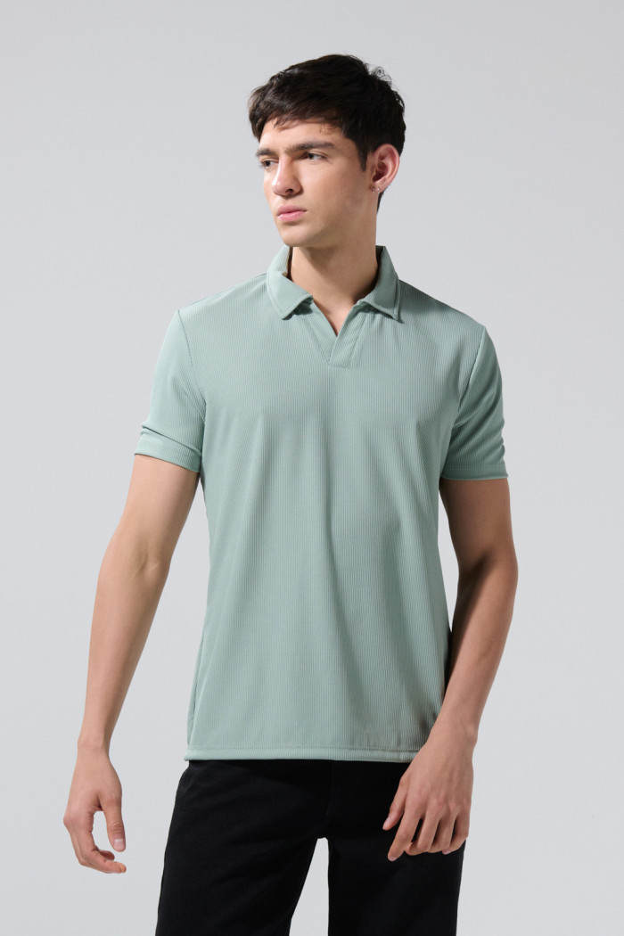 Camiseta polo unicolor con texturas y cuello V