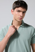 Camiseta polo unicolor con texturas y cuello V
