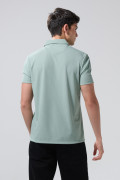 Camiseta polo unicolor con texturas y cuello V