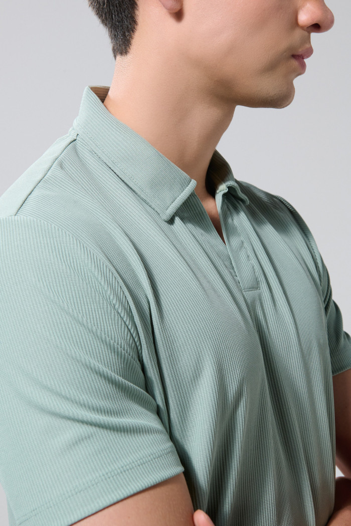 Camiseta polo unicolor con texturas y cuello V