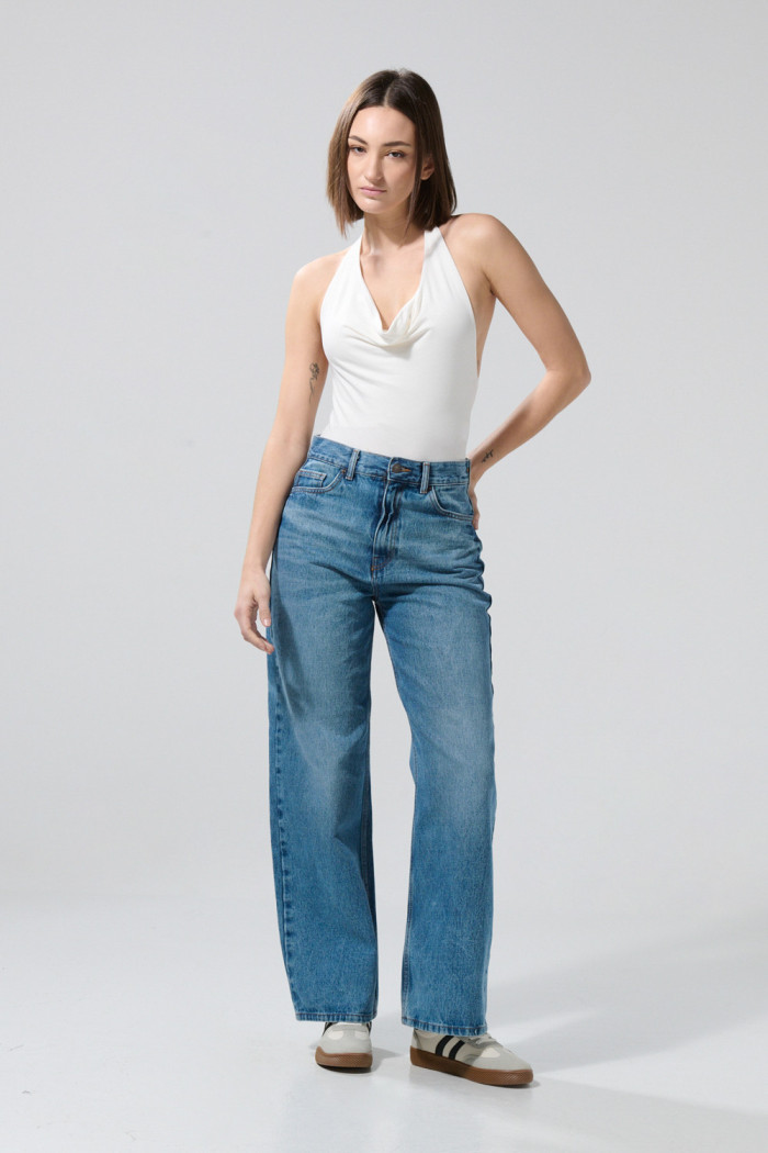 Body crema claro con cuello halter y manga sisa