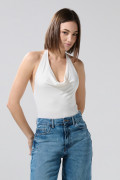 Body crema claro con cuello halter y manga sisa