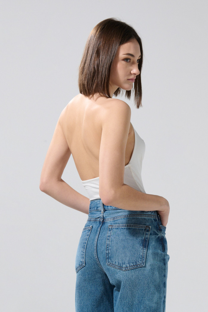 Body crema claro con cuello halter y manga sisa