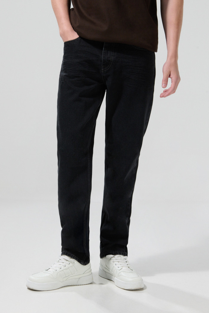 Jean 90´S gris oscuro con bota recta y tiro bajo