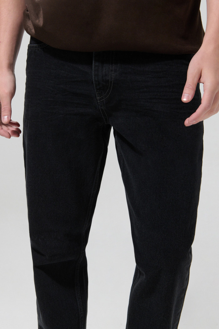 Jean 90´S gris oscuro con bota recta y tiro bajo
