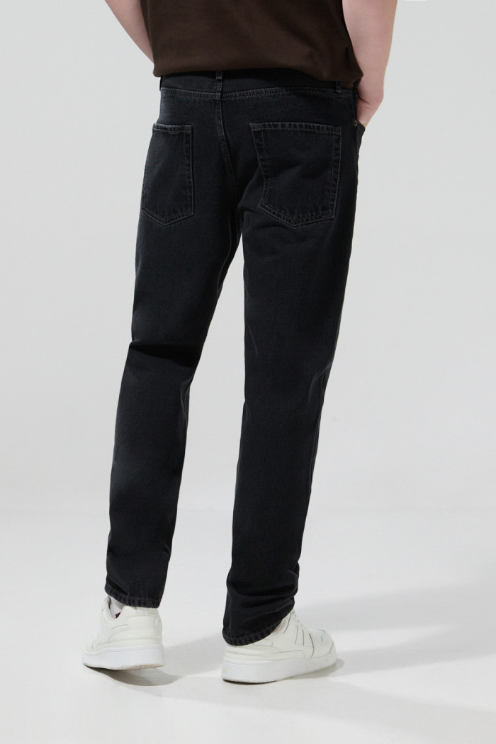 Jean 90´S gris oscuro con bota recta y tiro bajo