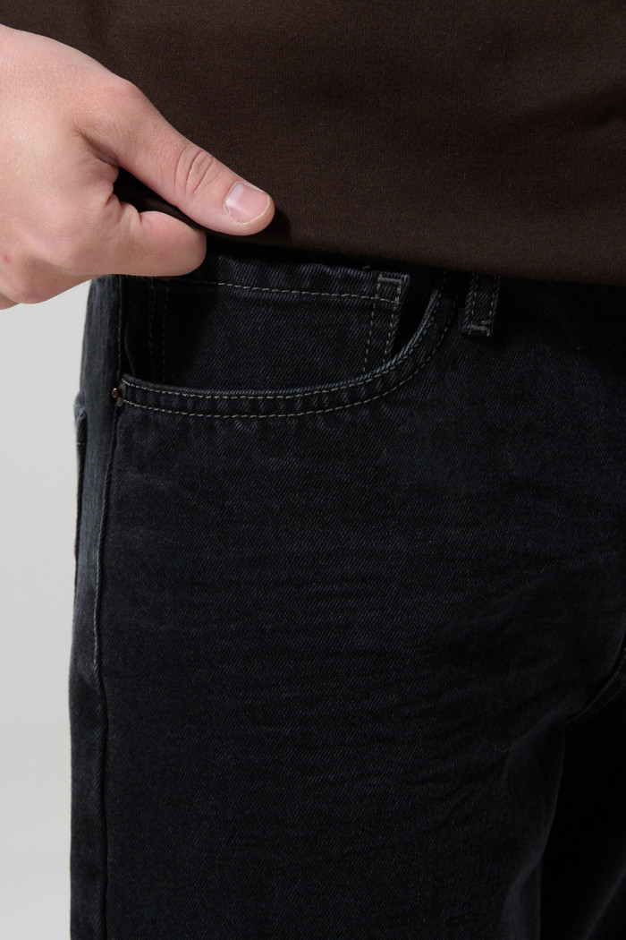 Jean 90´S gris oscuro con bota recta y tiro bajo