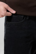 Jean 90´S gris oscuro con bota recta y tiro bajo