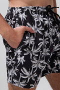 Bermuda playera negra con palmeras blancas y tiro bajo