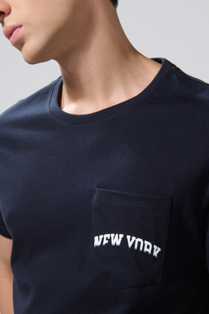 Camiseta college manga corta azul intensa con bolsillo