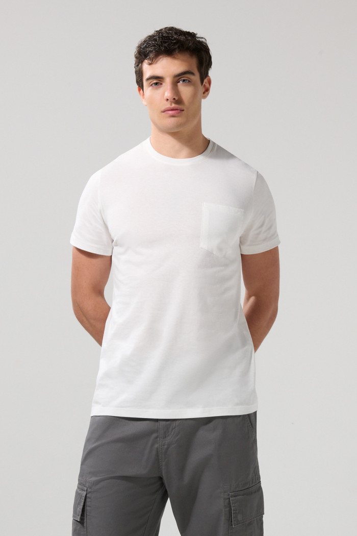 Camiseta unicolor con bolsillo en el pecho y manga corta