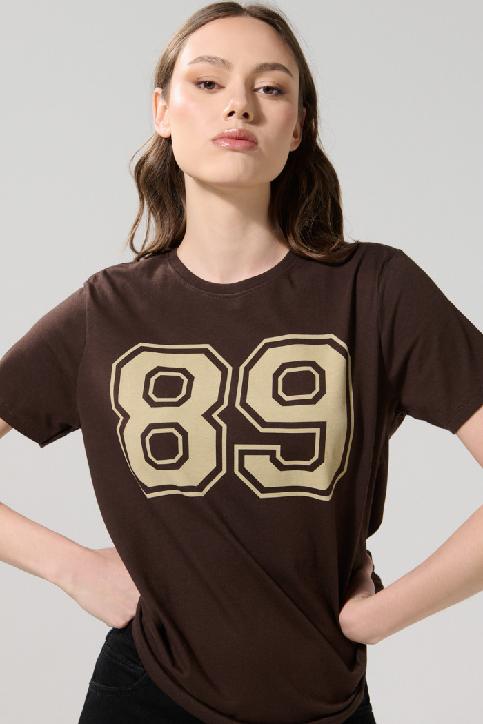 Camiseta cuello redondo café oscura con diseño college