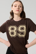 Camiseta cuello redondo café oscura con diseño college