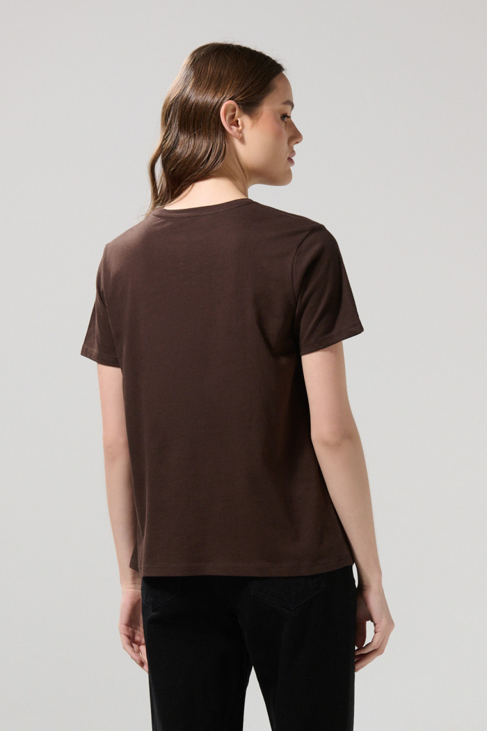Camiseta cuello redondo café oscura con diseño college