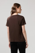 Camiseta cuello redondo café oscura con diseño college