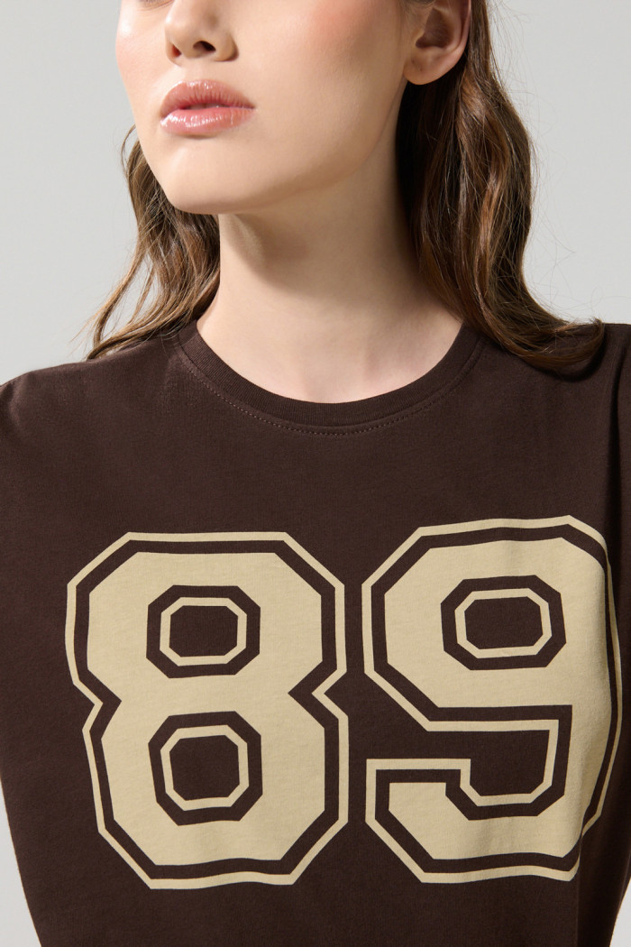 Camiseta cuello redondo café oscura con diseño college