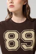 Camiseta cuello redondo café oscura con diseño college