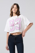 Camiseta oversize crop top crema clara con arte college