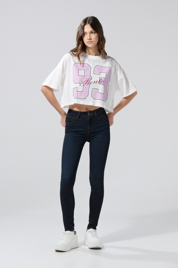 Camiseta oversize crop top crema clara con arte college