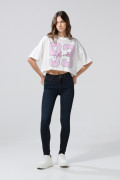 Camiseta oversize crop top crema clara con arte college