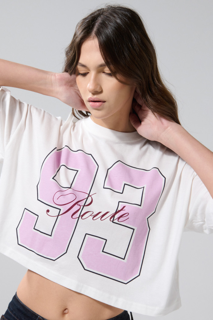 Camiseta oversize crop top crema clara con arte college