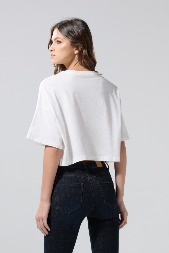 Camiseta oversize crop top crema clara con arte college