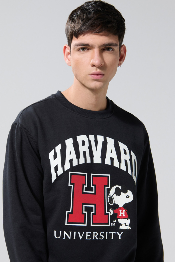 Buzo negro cuello redondo con arte de Snoopy & Harvard