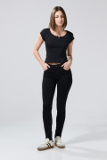 Camiseta negra ceñida con manga corta y botones