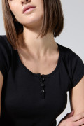 Camiseta negra ceñida con manga corta y botones