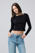 Camiseta negra en rib ajustada con manga larga