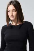 Camiseta negra en rib ajustada con manga larga