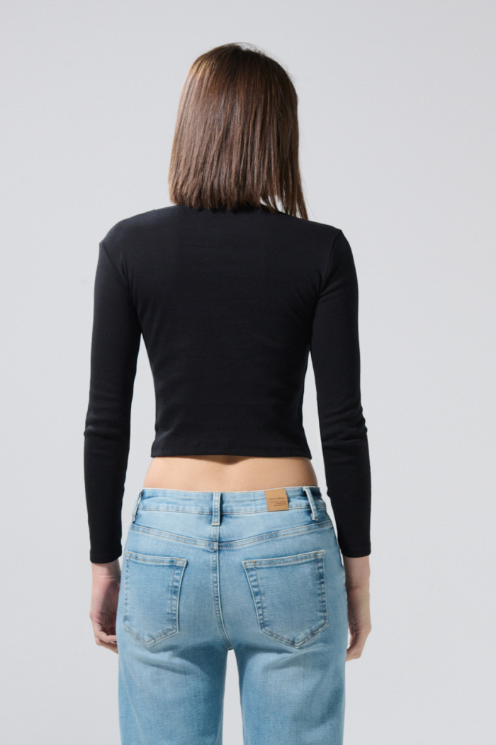 Camiseta negra en rib ajustada con manga larga