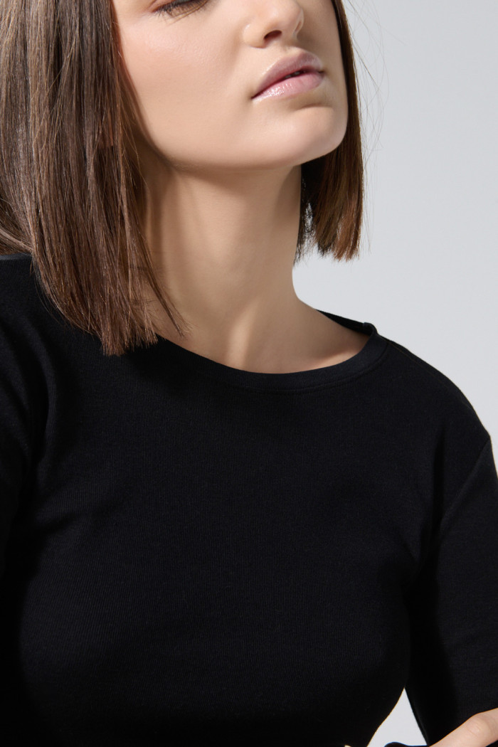 Camiseta negra en rib ajustada con manga larga