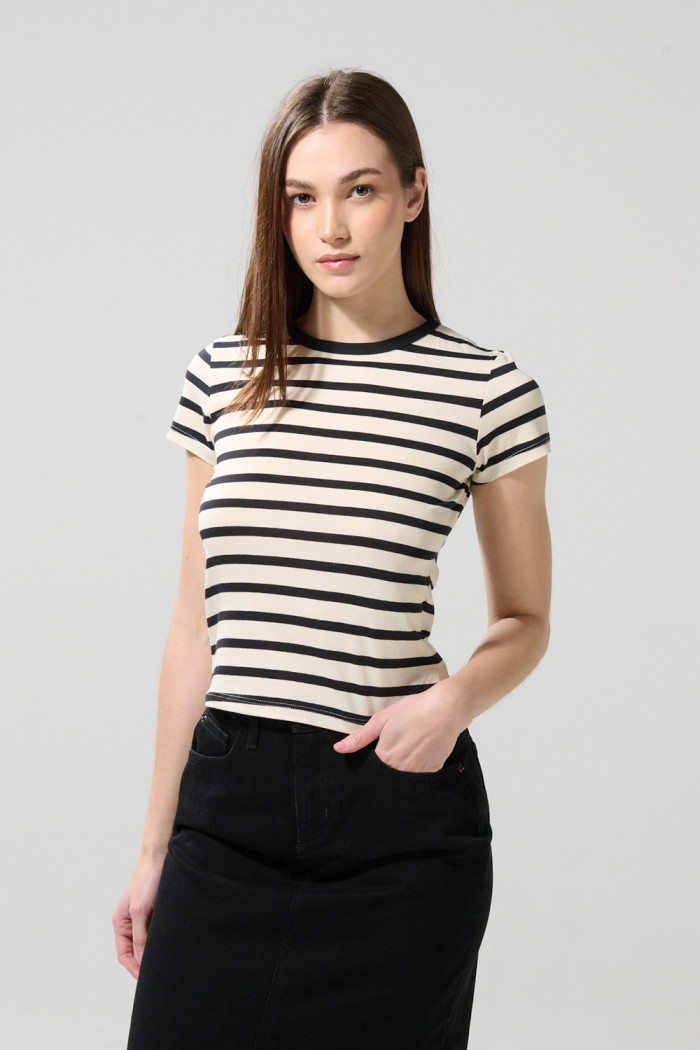 Camiseta crema clara manga corta con rayas en contraste