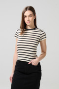 Camiseta crema clara manga corta con rayas en contraste