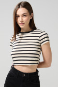 Camiseta crema clara manga corta con rayas en contraste