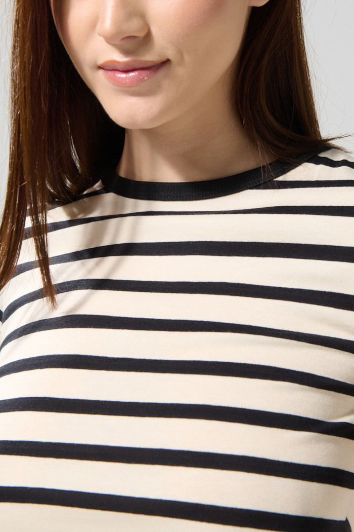 Camiseta crema clara manga corta con rayas en contraste