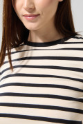 Camiseta crema clara manga corta con rayas en contraste