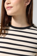 Camiseta crema clara manga corta con rayas en contraste