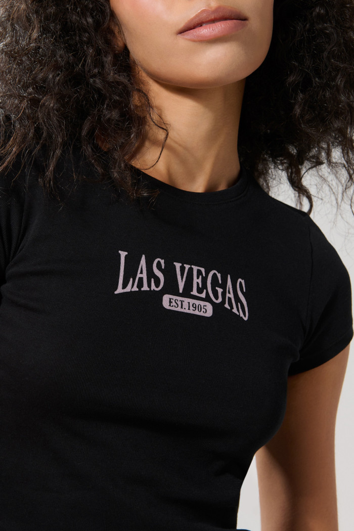 Camiseta college negra acanalada con cuello redondo
