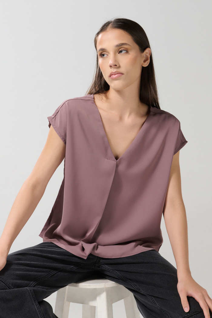 Blusa unicolor manga sisa con escote V y prense delantero