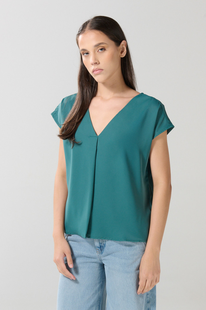 Blusa unicolor manga sisa con escote V y prense delantero